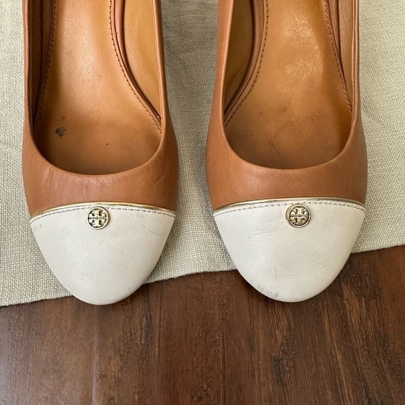 TORY BURCH Tiffy Two Tone Leather Wedge Pumps Cap Toe in Tan White - Picture 4 of 14